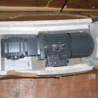 Lenze Getriebemotor GKR05-2MHBR100C32 + MDEMABR100-32 NOV