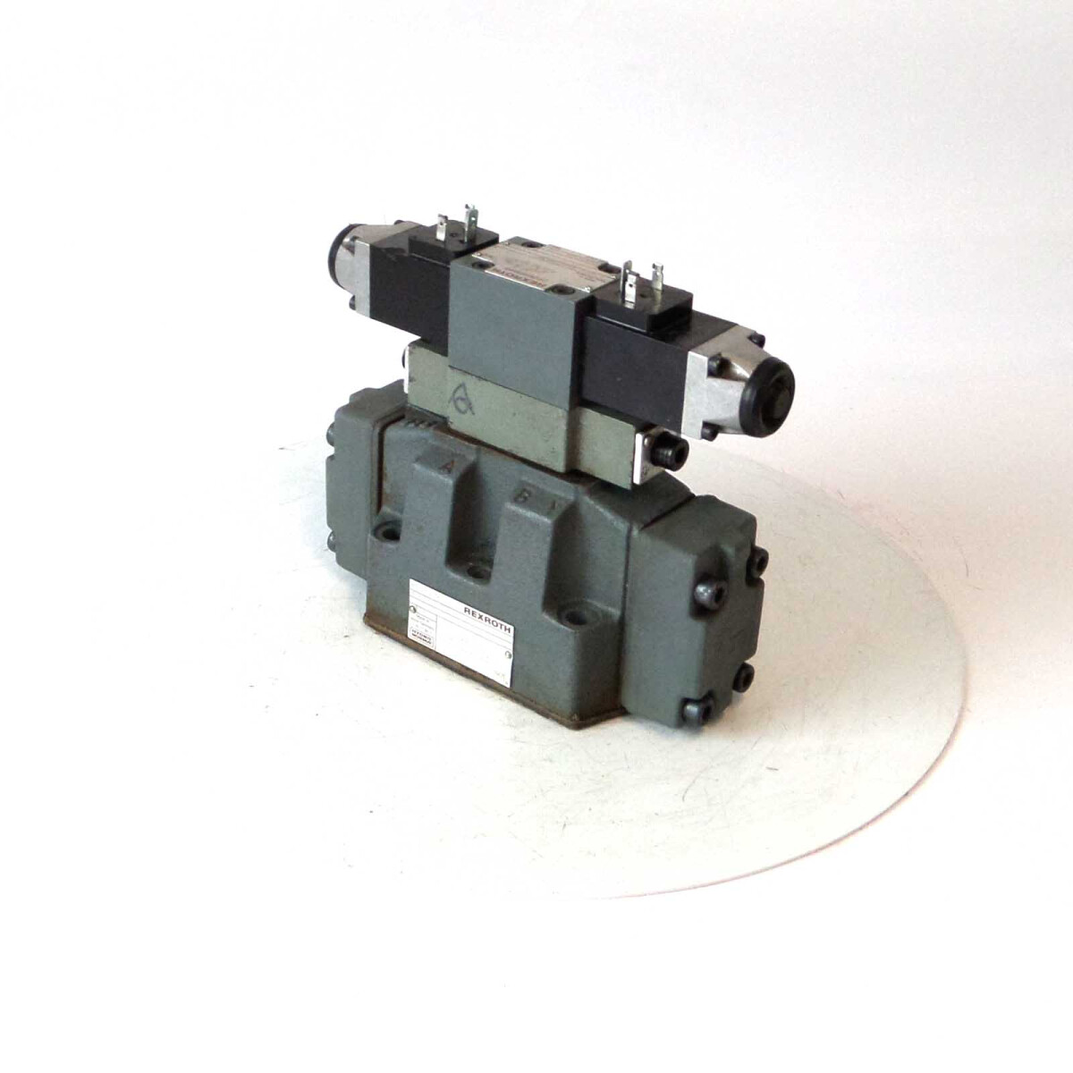 Rexroth Hydronorma Wege-Schieberventil 4WE6J51/AG24NZ42 + 4W