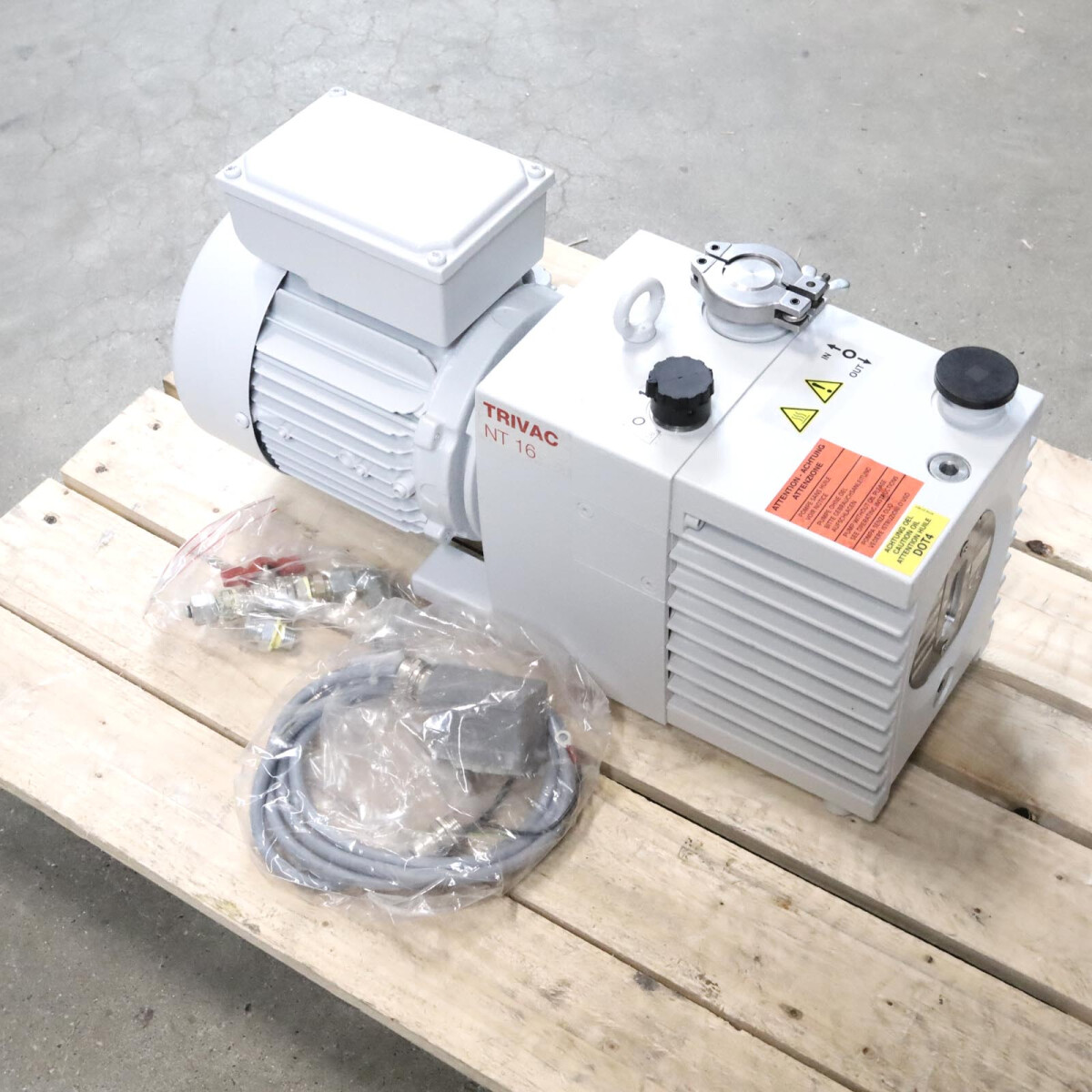 Oerlikon Leybold Drehschieberpumpe TRIVAC NT16 140224 OVP